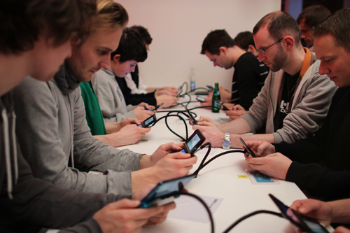 Im Berliner Spreespeicher spielen Leute auf einer Vorabversion des Nintendo 3DS